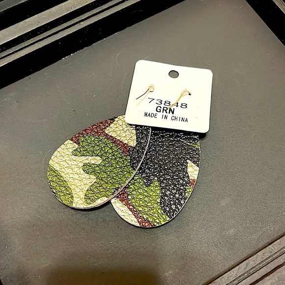 CAMOUFLAGED EARRINGS WITH AB 🦄 CRYSTALS - Picture 3 of 3